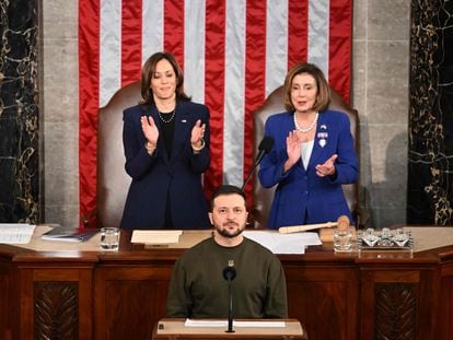 Volodymyr Zelenskiy addressing the US Congress, flanked by Vice President Kamala Harris (left) and House Speaker Nancy Pelosi.
