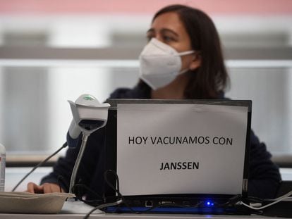 Vaccination in Madrid's Wizink Center arena on May 21.
