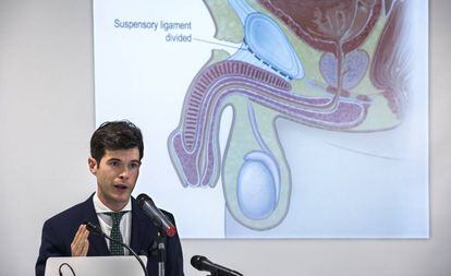 Doctor César Noval presents the results of the operation.