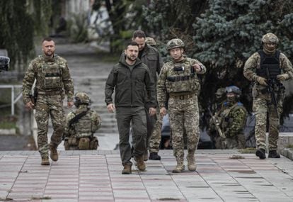 Commander of Ukrainian Ground Forces Oleksandr Syrskyi (r) with Volodymyr Zelenskiy in Izium after the recapture of the city from the Russians on September 14.