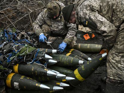 Ukrainian soldiers preparing 155-millimeter artillery ammunition this Saturday near Bakhmut.