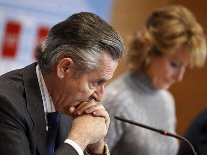 Former Caja Madrid Chairman Miguel Blesa, pictured in 2008 with ex-Madrid regional premier Esperanza Aguirre.