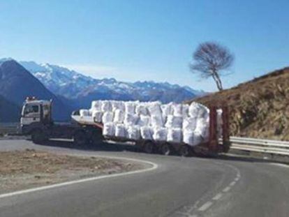 A truck carrying snow at the Baqueira-Beret resort.