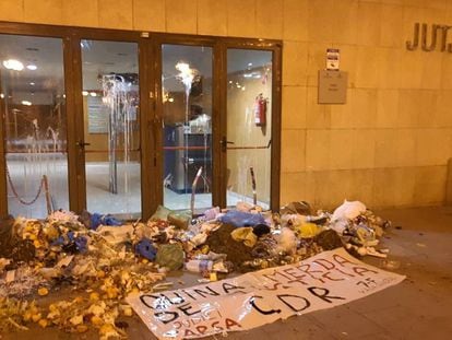 Garbage dumped outside a court in Gavà.