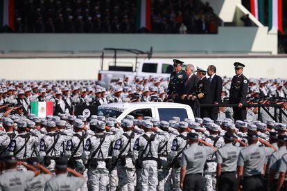 The president of Mexico, López Obrador, is greeted by the National Guard.