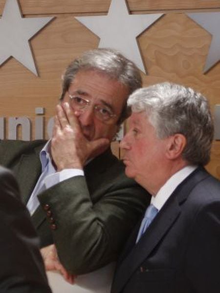 José Ricardo Martínez (left) and Arturo Fernández were among the credit card holders.