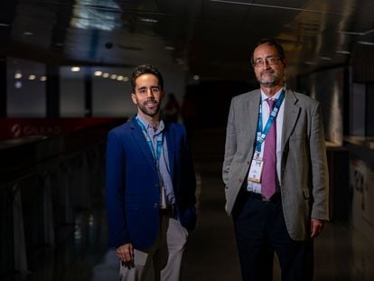 Oncologists Daniel Martínez (left) and Jaime Feliú, at the annual meeting of the Spanish Society of Medical Oncology in Barcelona.