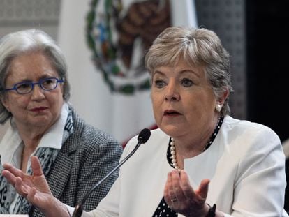 Mexican Foreign Minister Alicia Bárcena and Raquel Serur, former ambassador of Mexico to Ecuador, during a press conference, on April 7.