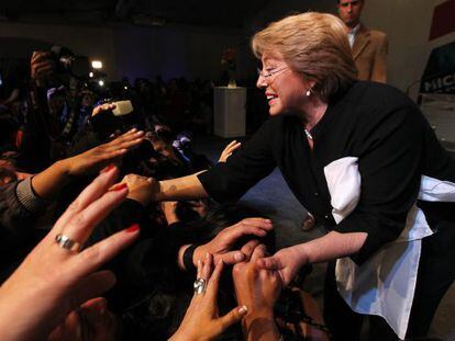 Michelle Bachelet (r) celebrates her victory in the presidential primary. 