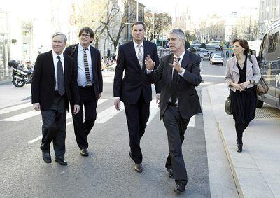 From left to right, editors Bill Keller ('The New York Times'), Alan Rusbridger ('The Guardian'), George Mascolo ('Der Spiegel'), Javier Moreno (EL PAÍS) and Sylvie Kauffmann ('Le Monde').