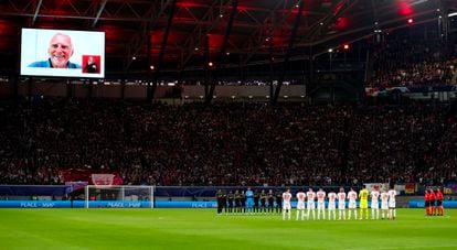 Leipzig players observe a minute’s silence in tribute to Dietrich Mateschitz during their Champions League match against Real Madrid in Leipzig on Oct. 25, 2022. 