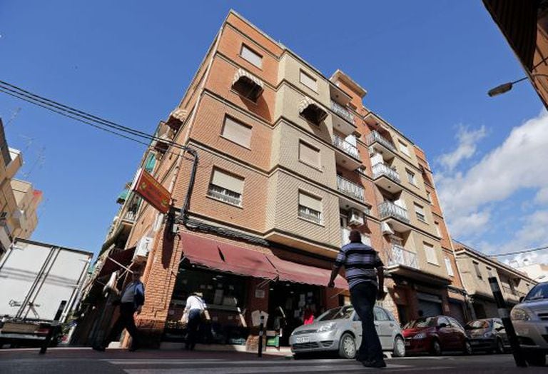 The building on Maestro Fernando Martín Street in Burjassot where a man jumped off the second floor just moments he was to be evicted.