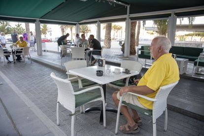 A sidewalk café in La Gomera, where the pilot project will take place.