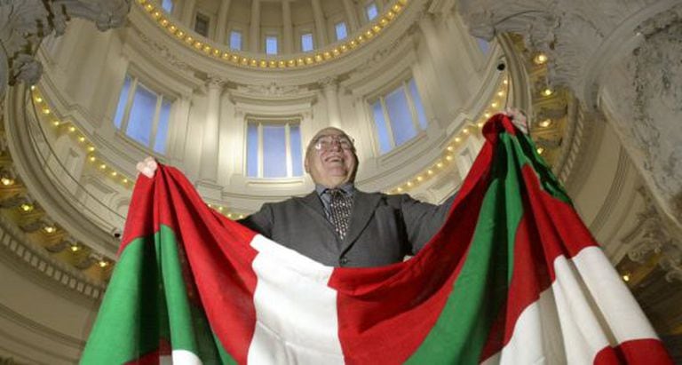 Pete Cenarrusa holds the 'ikurriña' at the Idaho state capitol in 2002.