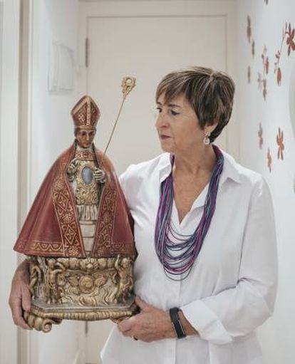 Mariví Esparza, with the figure of San Fermín that she takes every morning of the Running of the Bulls from City Hall to Santo Domingo. The rest of the year she looks after it in her house. Her husband and another two runners purchased the idol in a religious art store in 1978.