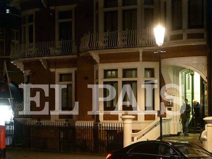 Soler and Grinyó leaving the Ecuadorian embassy in London on November 9.