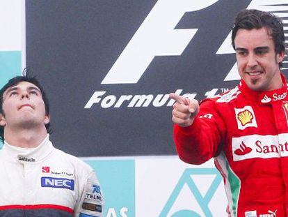 Fernando Alonso (r) celebra tes victory in Malaysia next to Mexican driver Sergio P&eacute;rez. 