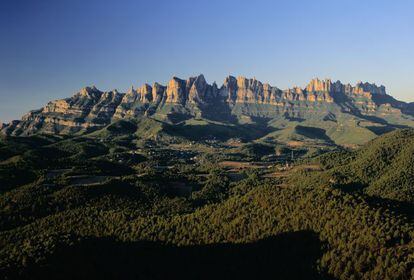 Around 36 million years ago, Catalonia’s interior was covered by a sea that disappeared as a result of the great folding process that gave birth to the Pyrenees. Among the products of that geological process are the Toll and Salnitre caves, the serrated peaks of Montserrat (pictured) and the Catalan potassium basin. / www.geoparc.cat/es