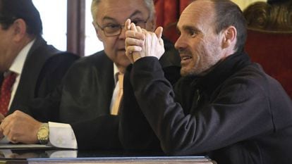 Miguel Ángel Muñoz (right) with his lawyer during the trial.