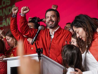 Carlos Fernando Galán, celebrates the election results, at the Colsubsidio Cube, in Bogotá, on October 29, 2023.