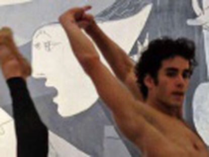 Josué Ullate warms up for International Dance Day with performance in front of artist s world-famous  Guernica 
