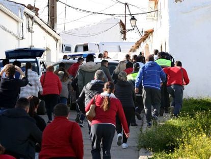 Residents of El Campillo surround the patrol car carrying the self-confessed killer of Laura Luelmo (Spanish narration).