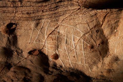 The prehistoric engravings  in the underground complex of Cova de la Vila.