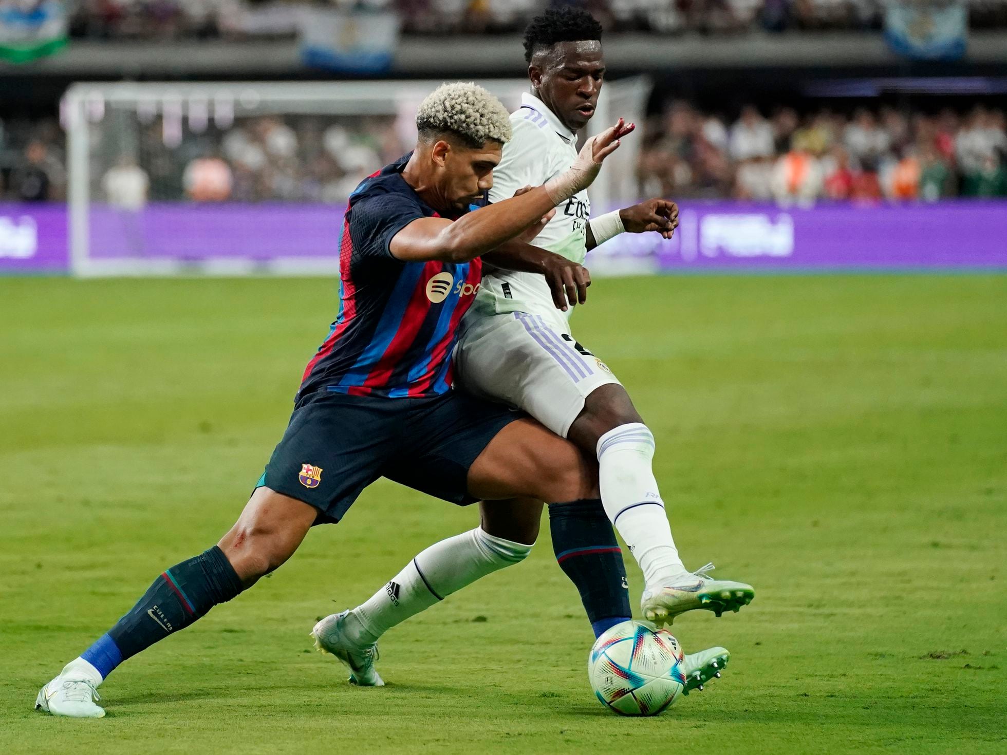 Ronald Araujo vs Vini is now more than just an El Clasico match, Ronаld ...