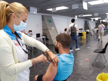 A man getting vaccinated at Madrid's Wizink Center on August 24.
