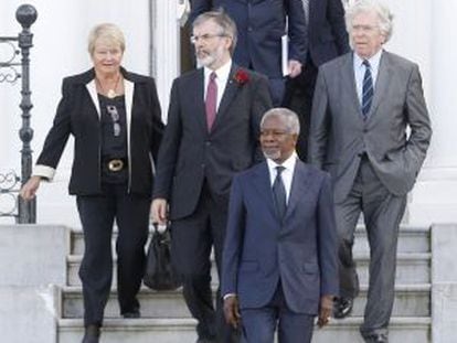 Kofi Annan (front) led the delegation at the October 2011 peace conference in San Sebastián.