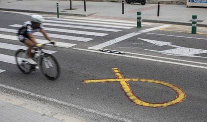 A yellow ribbon in Barcelona, which has been painted over with red paint to resemble a Spanish flag.