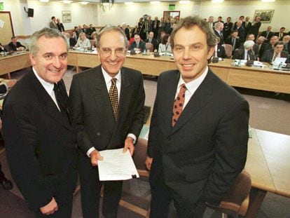 Former UK Prime Minister Tony Blair (right), former US Senator George Mitchell (centre) and former Irish Prime Minister Bertie Ahern (left) on April 10, 1998, after signing the Good Friday Agreement.