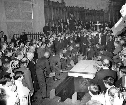 It seems that the decision to bury Franco in the Valley of the Fallen on November 23, 1975 was taken by President Carlos Arias Navarro and ratified by the future King Juan Carlos I, because there is no evidence that Franco asked to be buried there. In this image, workers place the 1,500-kilogram granite slab over Franco’s coffin.
