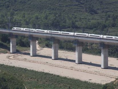 An AVE train crosses the Candi bridge in Tarragona.