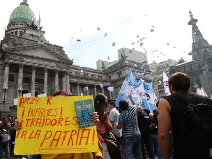 A protest outside Argentina&#039;s Congress earlier this year against President Fern&aacute;ndez&#039;s proposed judicial reforms.