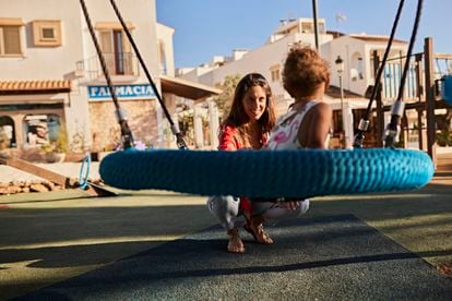 Ane Bengoa, madre primeriza, juega junto a su hijo en un parque en Ibiza.