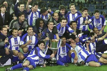 Deportivo de la Coru&ntilde;a&rsquo;s players pose on the Bernab&eacute;u grass with the trophy.