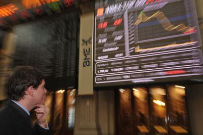 An investor at the Madrid stock market.