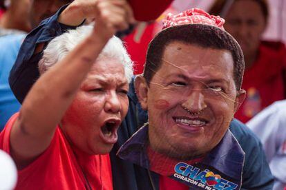 Ch&aacute;vez supporters take part in a government-convened demonstration.