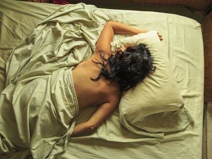  Sleeping alone is one way of staying cool on stifling summer nights.