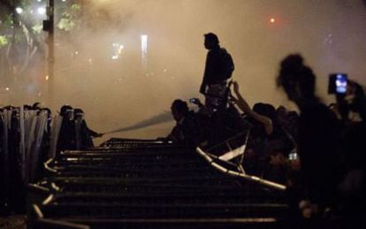 Skirmishes in Z&oacute;calo plaza over the death of 43 students in Iguala.