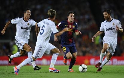 Leo Messi dribbles through Cristiano Ronaldo, Fábio Coentrão and Xabi Alonso during a 2012 UEFA Super Cup match in Spain.