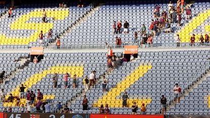 BARCELONA, 29/08/2021.- El público abandona el Camp Nou tras el partido de la tercera jornada de La Liga disputado esta domingo en el Camp Nou entre el FC Barcelona y el Getafe CF. EFE/ Toni Albir