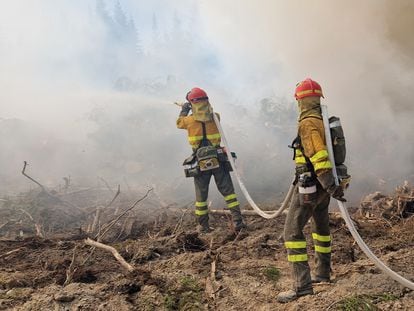 Firefighters sent by Spain help put out fires in the Canadian province of Quebec.