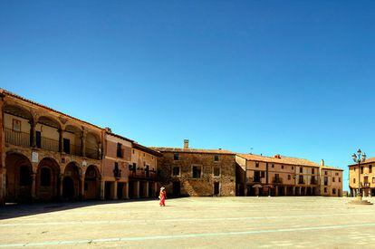 Characterized by its splendid Plaza Mayor, or main square, the Duke’s palace, Roman arches, churches, the convent of Santa Isabel and narrow alleyways, Medinaceli has been a strategic enclave for centuries, located as it is at the juncture of the Jalón and Arbujuelo valleys. www.medinaceli.es