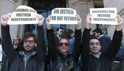 Argentineans hold signs reading &quot;We want an independent justice&quot; and &quot;Without justice there is no future&quot; as they protest against the government&#039;s reform plans.