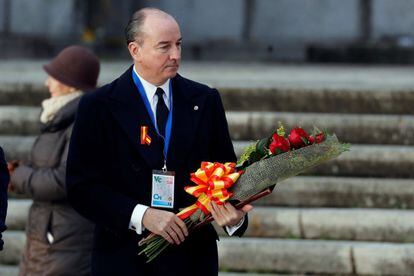 The Franco family’s lawyer, Felipe Utrera Molina, carries a bouquet of flowers as he arrives at the Basilica of the Valley of the Fallen on Thursday.