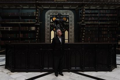 Retrato de Francisco Gomes da Costa, presidente do Real Gabinete Português de Leitura, em pé na sala principal da biblioteca. 