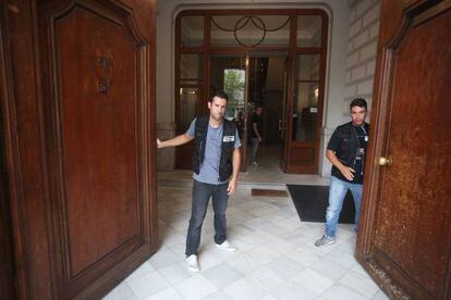 Civil Guard officers search the headquarters of the CatDem foundation on Friday.
