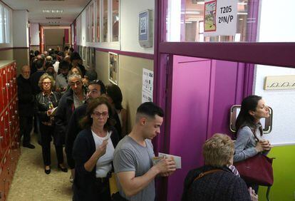 People lining up to vote at Santa Teresa de Jesús High School in Madrid. There are 36.8 million eligible voters for this general election.